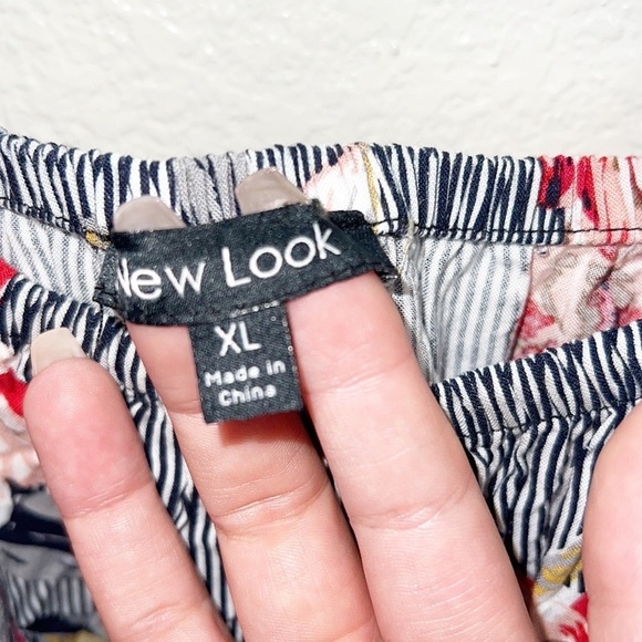 New Look Black And White Floral Off The Shoulder Striped Romper - Picture 6 of 9